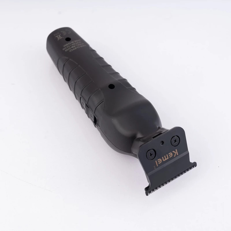 ماشین اصلاح موی صورت کیمی مدل KM-2299 با تیغه کربن استیل، شانه قابل تنظیم 1 تا 3 میلی‌متر، باتری 600 میلی‌آمپر ساعت با 180 دقیقه زمان استفاده، طراحی ارگونومیک و مقاوم در برابر آب و ضربه، شارژ از طریق USB Type-C و آداپتور