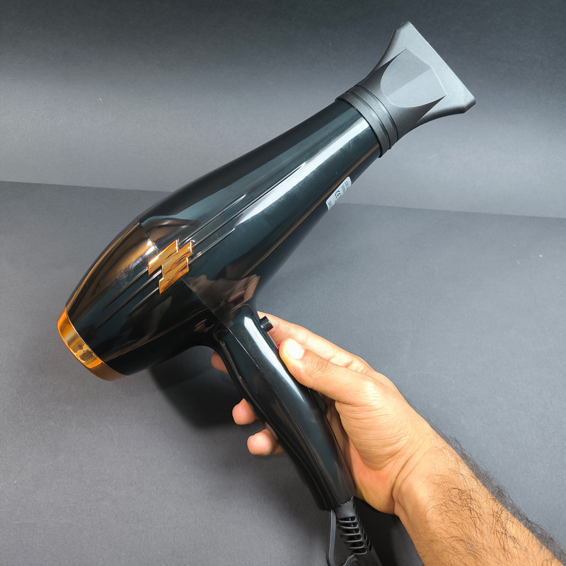 سشوار حرفه‌ای سیلور کرست مدل SC-D014 با موتور AC 3000 وات، فناوری تولید یون، تنظیم دما در 3 حالت و سرعت در 2 حالت، دارای نازل متمرکزکننده و 2 شانه، کابل 1.5 متری و چرخان 360 درجه