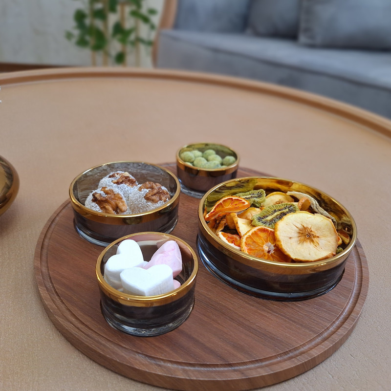اردورخوری چهار عددی مدل W1420 با سینی چوبی قطر 28.5 سانتی‌متر، کاسه‌های کریستالی در اندازه‌های متنوع، طراحی دایره‌ای، ساخت ایران و شست‌وشو دستی