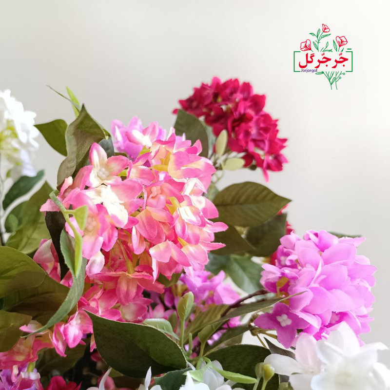 گل مصنوعی جُرجُرگل مدل شاخه شکوفه یاس رومیزی با طراحی 4 بازو، مقاوم در برابر نور و گردوغبار، قابلیت تمیزکاری با دستمال مرطوب، ابعاد 15×10×75 سانتی‌متر، وزن 100 گرم