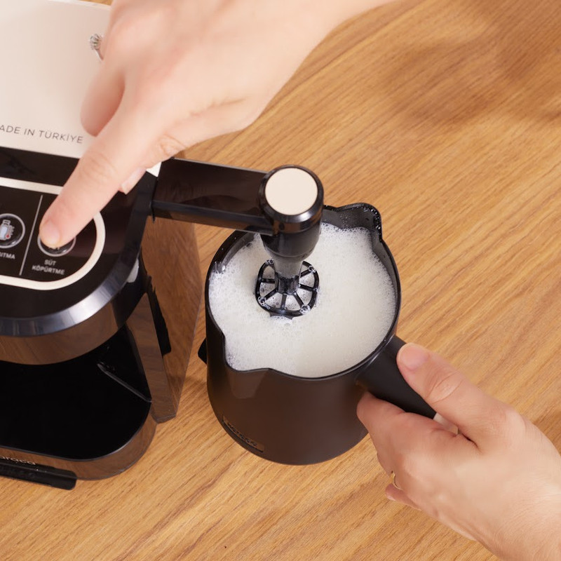 قهوه‌ساز کاراجا مدل Barista Türk، ظرفیت دم‌آوری پنج فنجان با فیلتر الیافی، دارای کف ساز شیر