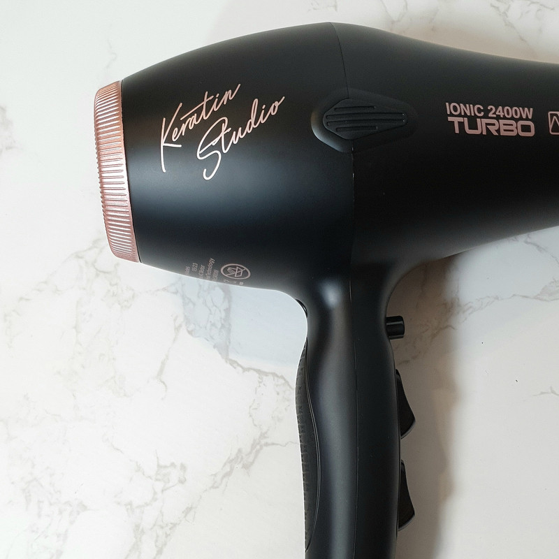 سشوار حرفه‌ای 2400 وات نیلادس مدل Keratin Studio، موتور AC، وزن 550 گرم، المنت سرامیک تورمالین، دارای سری دیسپانسر، متمرکز‌کننده باریک، متمرکز‌کننده پهن با ویژگی فرکنندگی، صاف‌کنندگی، حجم‌دهندگی، با قابلیت باد سرد، فناوری تولید یون، دسته ارگونومیک