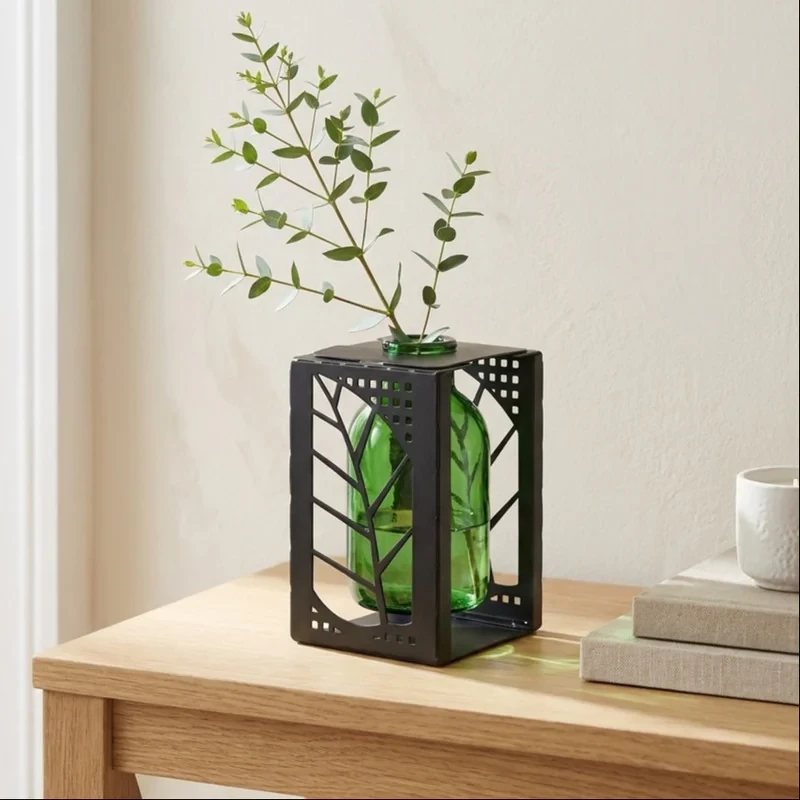 گلدان دکوری فلزی مدل مونزا مینیمال ضدخش و ضدآب رومیزی و ایستاده با بطری شیشه‌ای 9×9×14 سانتی‌متر وزن 570 گرم