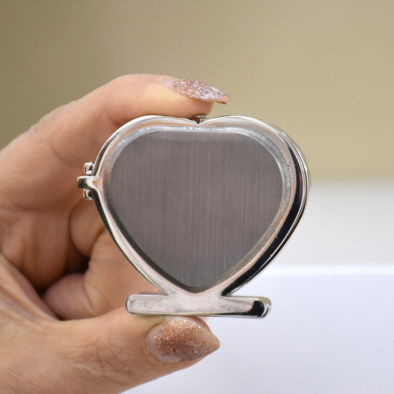 ساعت رومیزی عقربه‌ای مدل قلبی قاب عکس دار