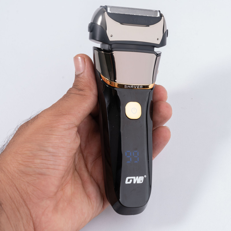 ماشین اصلاح موی صورت جی دبلیو مدل GW-9909، اصلاح به صورت صفر زن، نمایشگر وضعیت باتری، ضد آب، منبع انرژی با کابل USB، تکنولوژی اصلاح به صورت شیو فویلی، مدت زمان شارژ 120 دقیقه و مدت زمان استفاده پس از شارژ 80 دقیقه، به‌همراه کابل شارژ USB، محافظ، برس