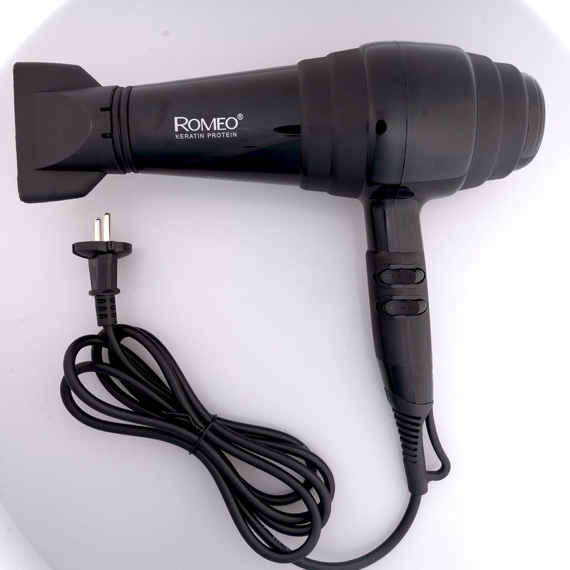 سشوار حرفه‌ای 2400 وات رومئو مدل RM-5252، موتور AC، وزن 682 گرم، دارای سری متمرکز‌کننده باریک با ویژگی صاف‌کنندگی، با قابلیت فناوری تولید یون