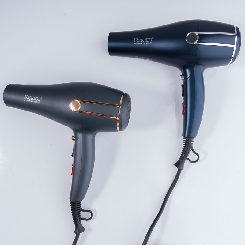 سشوار حرفه‌ای 2400 وات رومئو مدل RM-5050، موتور AC، وزن 450 گرم، المنت فلز، دارای سری متمرکز‌کننده باریک، متمرکز‌کننده پهن با ویژگی صاف‌کنندگی، حجم‌دهندگی، با قابلیت تنظیم دما، باد سرد