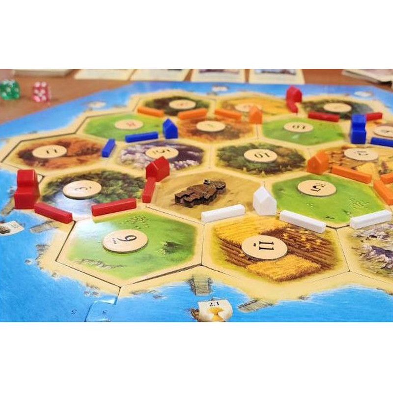 بازی فکری استراتژی مهاجران کاتان Catan، مناسب نوجوان و بزرگسال، 2 تا 4 نفره، درجه سختی آسان، مدت زمان کمتر از یک ساعت، شامل ساخت جاده، خانه و شهر با مبادله منابع و برنامه‌ریزی استراتژیک