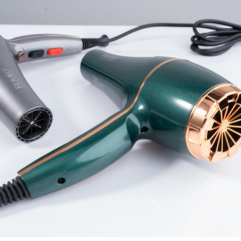 سشوار حرفه‌ای 2200 وات رومئو مدل RM-5858، موتور AC، وزن 450 گرم، المنت فلز، دارای سری متمرکز‌کننده باریک با ویژگی صاف‌کنندگی، حجم‌دهندگی، با قابلیت تنظیم دما، باد سرد