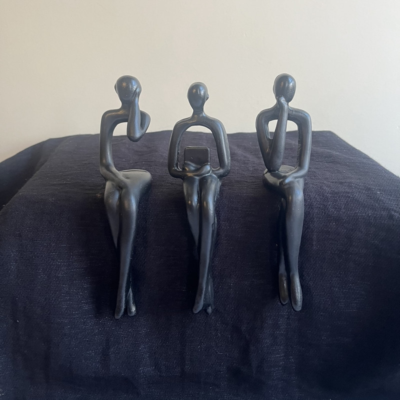 مجسمه مدل کتابخوان مینیمال کوچک طرح لب طاقچه ای مجموعه ۳ عددی