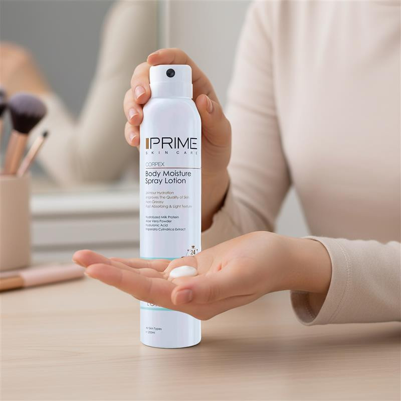 اسپری لوسیون آبرسان بدن پرایم مدل Long Lasting حجم 200 میلی‌لیتر با ماندگاری 24 ساعته، بافت غیرچرب، حاوی آلوئه ورا، عصاره شیر، سدیم هیالورونات و روغن نارگیل، نرم‌کننده و رفع خشکی پوست برای انواع پوست