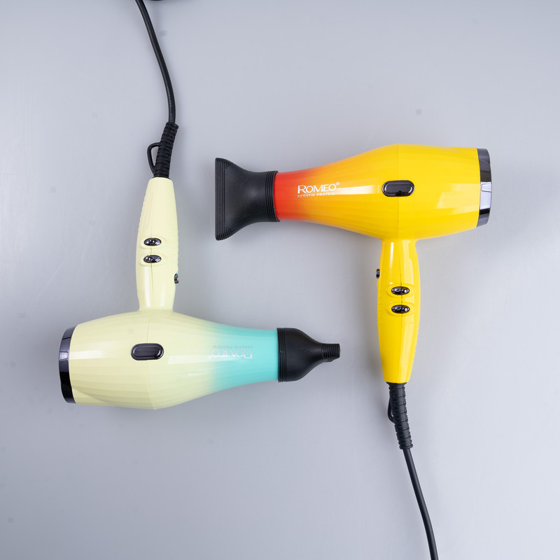 سشوار حرفه‌ای 2200 وات رومئو مدل RM-5151، موتور AC، وزن 682 گرم، دارای سری متمرکز‌کننده باریک با ویژگی صاف‌کنندگی، با قابلیت باد سرد، فناوری تولید یون