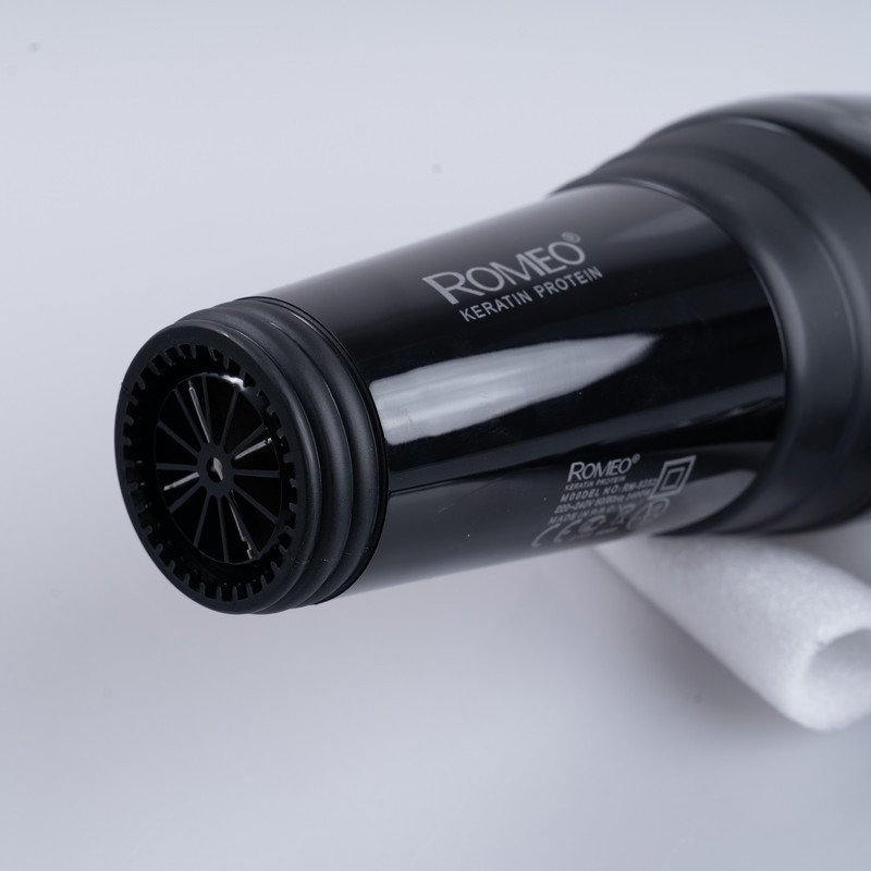 سشوار حرفه‌ای 2400 وات رومئو مدل RM-5252، موتور AC، وزن 682 گرم، دارای سری متمرکز‌کننده باریک با ویژگی صاف‌کنندگی، با قابلیت فناوری تولید یون