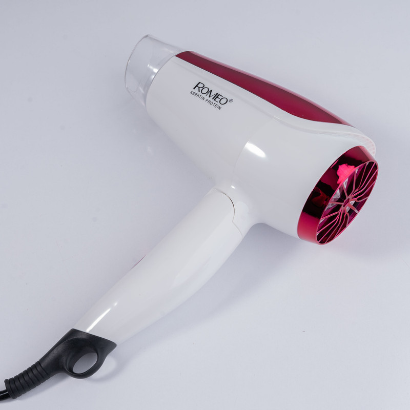 سشوار مسافرتی 1800 وات رومئو مدل RM-5959، موتور AC، وزن 350 گرم، المنت فلز، دارای سری متمرکز‌کننده پهن با ویژگی صاف‌کنندگی، با قابلیت تنظیم دما