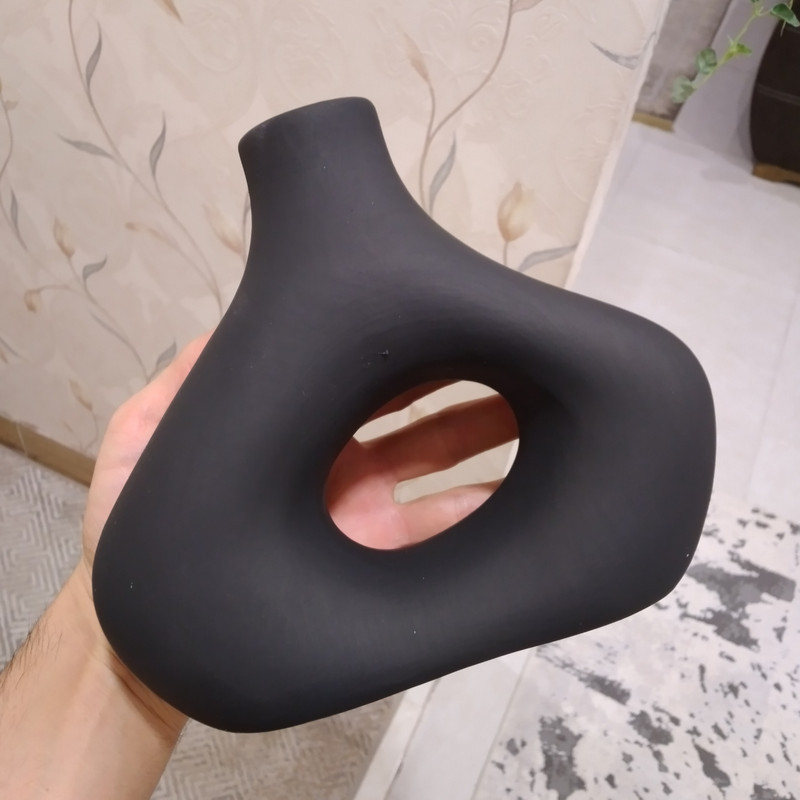 گلدان دکوری رومیزی مدل Noir کد P500 از جنس سفالی با بدنه اکریلیک، ابعاد 18×18×16 سانتی‌متر، وزن 200 گرم