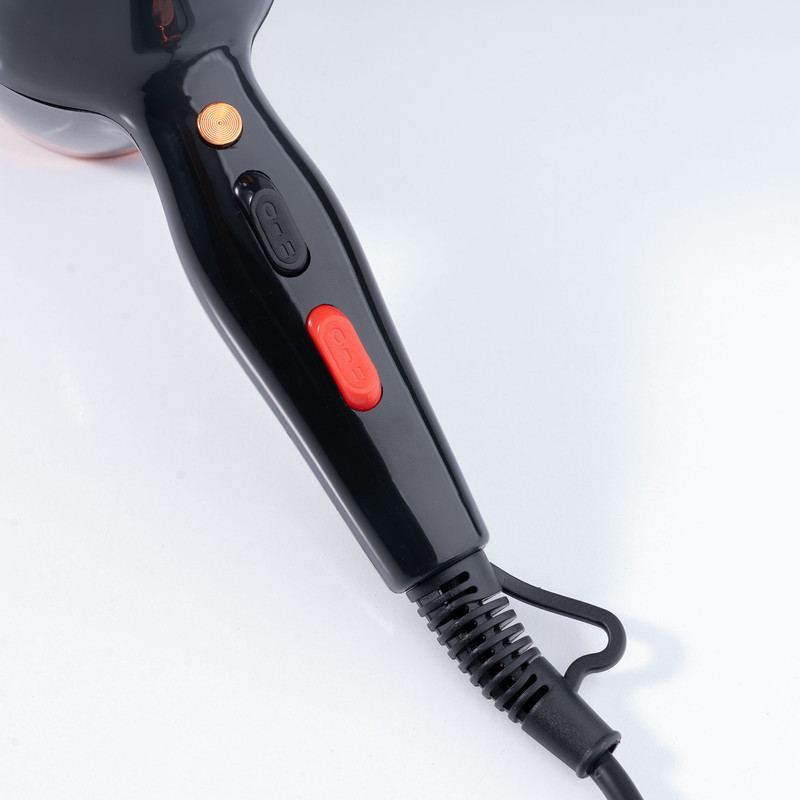 سشوار حرفه‌ای 2400 وات رومئو مدل RM-5757، موتور AC، وزن 500 گرم، المنت فلز، دارای سری متمرکز‌کننده باریک با ویژگی صاف‌کنندگی، حجم‌دهندگی، با قابلیت تنظیم دما