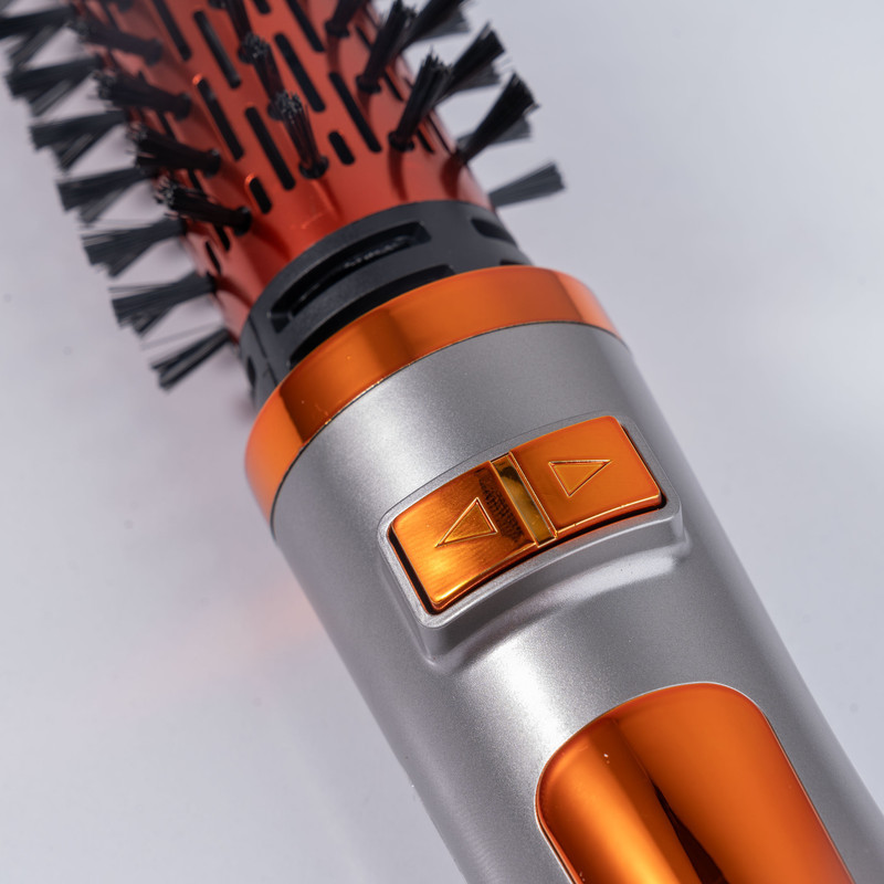 سشوار برس‌دار چرخشی 1200 وات کرونیر مدل CR-6855، موتور AC، وزن 350 گرم، المنت فلز، دارای سری برس‌دار گرد باریک، سری برس‌دار گرد پهن با ویژگی صاف‌کنندگی، حجم‌دهندگی، با قابلیت باد سرد، سیم گردان