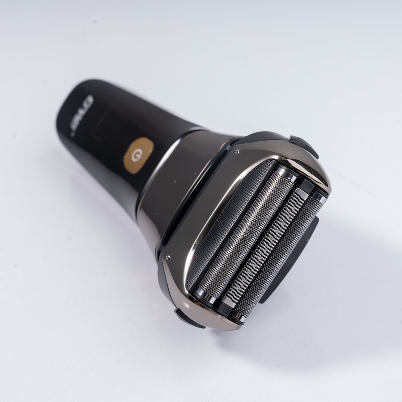 ماشین اصلاح موی صورت جی دبلیو مدل GW-9909، اصلاح به صورت صفر زن، نمایشگر وضعیت باتری، ضد آب، منبع انرژی با کابل USB، تکنولوژی اصلاح به صورت شیو فویلی، مدت زمان شارژ 120 دقیقه و مدت زمان استفاده پس از شارژ 80 دقیقه، به‌همراه کابل شارژ USB، محافظ، برس