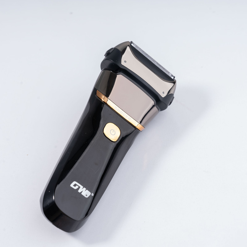 ماشین اصلاح موی صورت جی دبلیو مدل GW-9909، اصلاح به صورت صفر زن، نمایشگر وضعیت باتری، ضد آب، منبع انرژی با کابل USB، تکنولوژی اصلاح به صورت شیو فویلی، مدت زمان شارژ 120 دقیقه و مدت زمان استفاده پس از شارژ 80 دقیقه، به‌همراه کابل شارژ USB، محافظ، برس