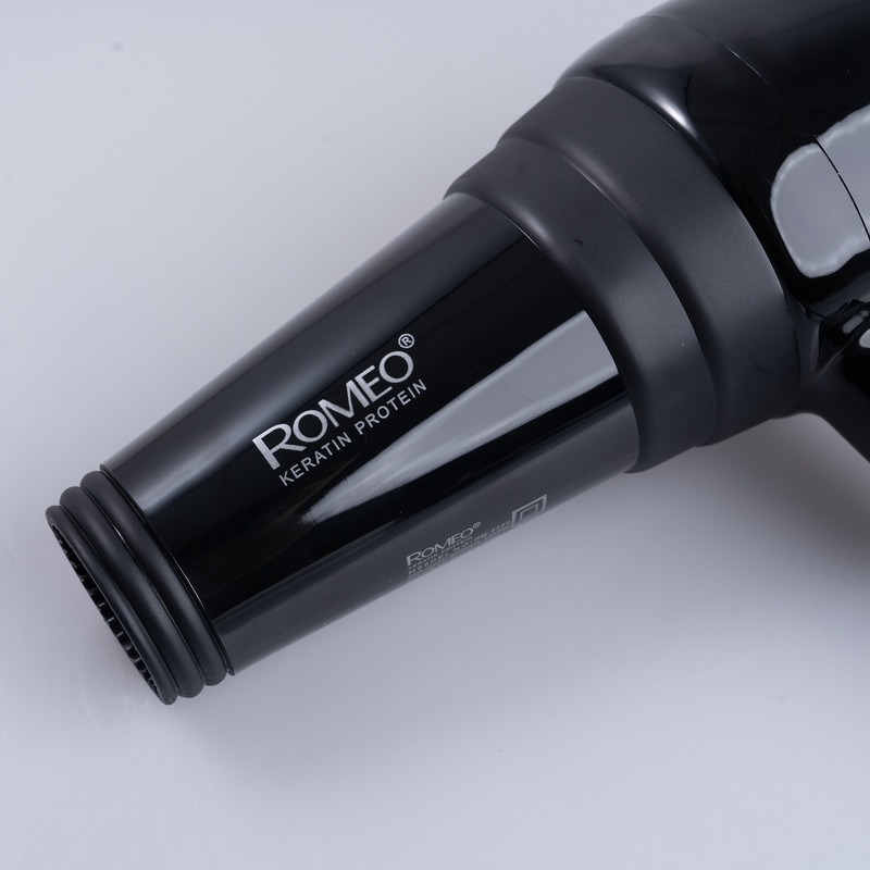 سشوار حرفه‌ای 2400 وات رومئو مدل RM-5252، موتور AC، وزن 682 گرم، دارای سری متمرکز‌کننده باریک با ویژگی صاف‌کنندگی، با قابلیت فناوری تولید یون
