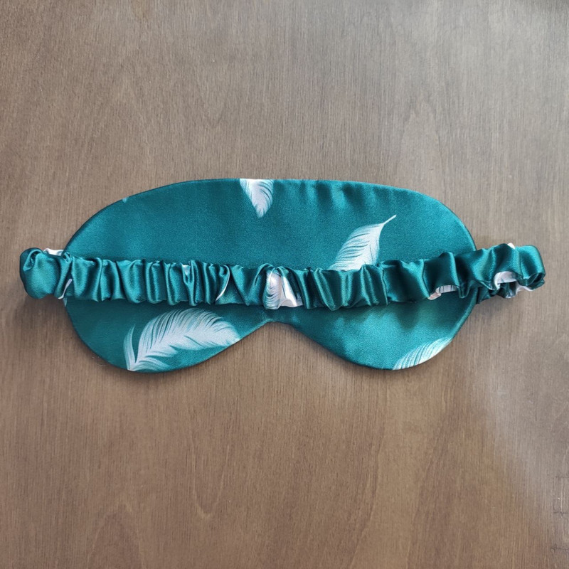 رو بالشی مدل ساتن ابریشم طرح پر به همراه کلاه خواب و چشم بند و کش مو