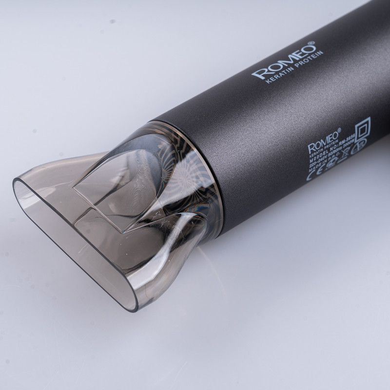 سشوار حرفه‌ای 2000 وات رومئو مدل RM-5656، موتور AC، وزن 600 گرم، المنت سرامیک تورمالین، دارای سری متمرکز‌کننده باریک با ویژگی صاف‌کنندگی، با قابلیت باد سرد