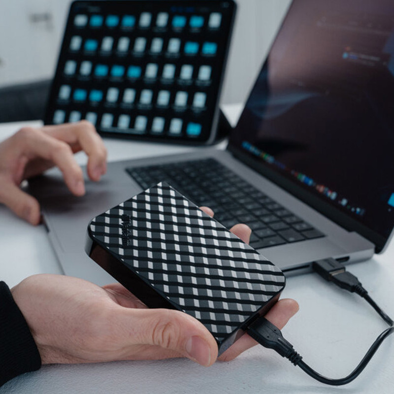 هارد اکسترنال ورباتیم مدل Store 'n' Go  ظرفیت دو ترابایت دارای رابط USB Type-A 3.0