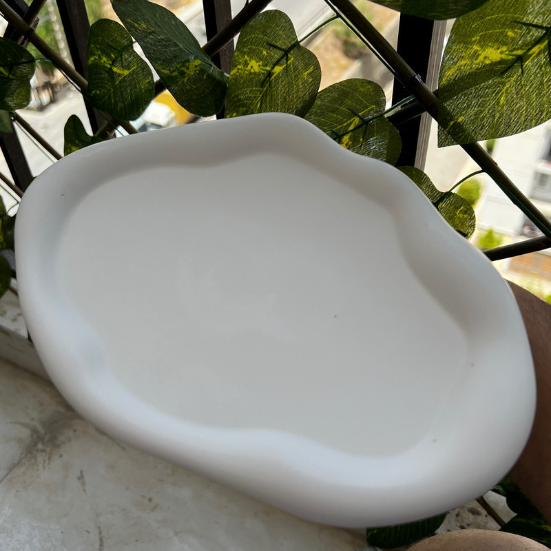 سینی سرو سنگی طرح دفرمه مدل BIZ با ابعاد 27x17x4 سانتی‌متر و قابل شست‌وشو با دست