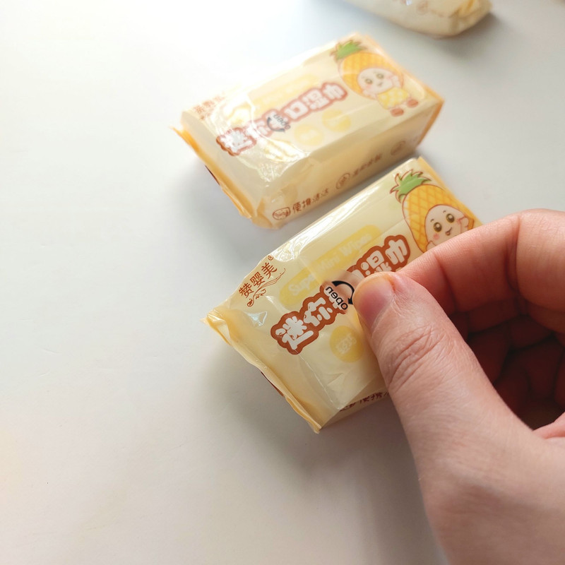 دستمال مرطوب مدل دختر آناناسی چهار بسته 8 عددی