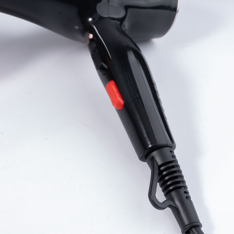 سشوار حرفه‌ای 2400 وات رومئو مدل RM-5757، موتور AC، وزن 500 گرم، المنت فلز، دارای سری متمرکز‌کننده باریک با ویژگی صاف‌کنندگی، حجم‌دهندگی، با قابلیت تنظیم دما