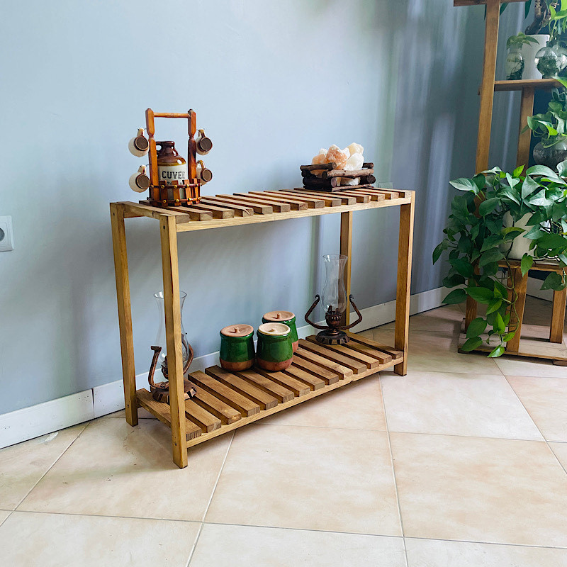 استند گلدان چوبی مدل sl900 از جنس چوب روسی با ابعاد 80x30x70 سانتی‌متر، دارای سنباده‌کاری و لایه جلا، مناسب برای دکوراسیون روستیک و امکان استفاده بدون رنگ برای اجرای رنگ دلخواه