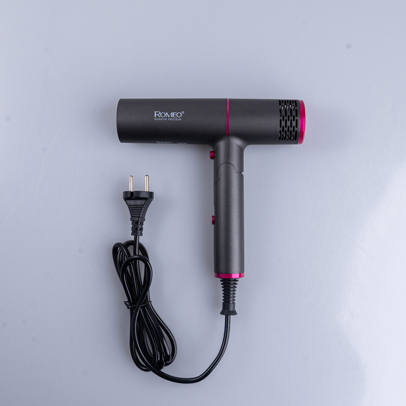 سشوار حرفه‌ای 2000 وات رومئو مدل RM-5656، موتور AC، وزن 600 گرم، المنت سرامیک تورمالین، دارای سری متمرکز‌کننده باریک با ویژگی صاف‌کنندگی، با قابلیت باد سرد