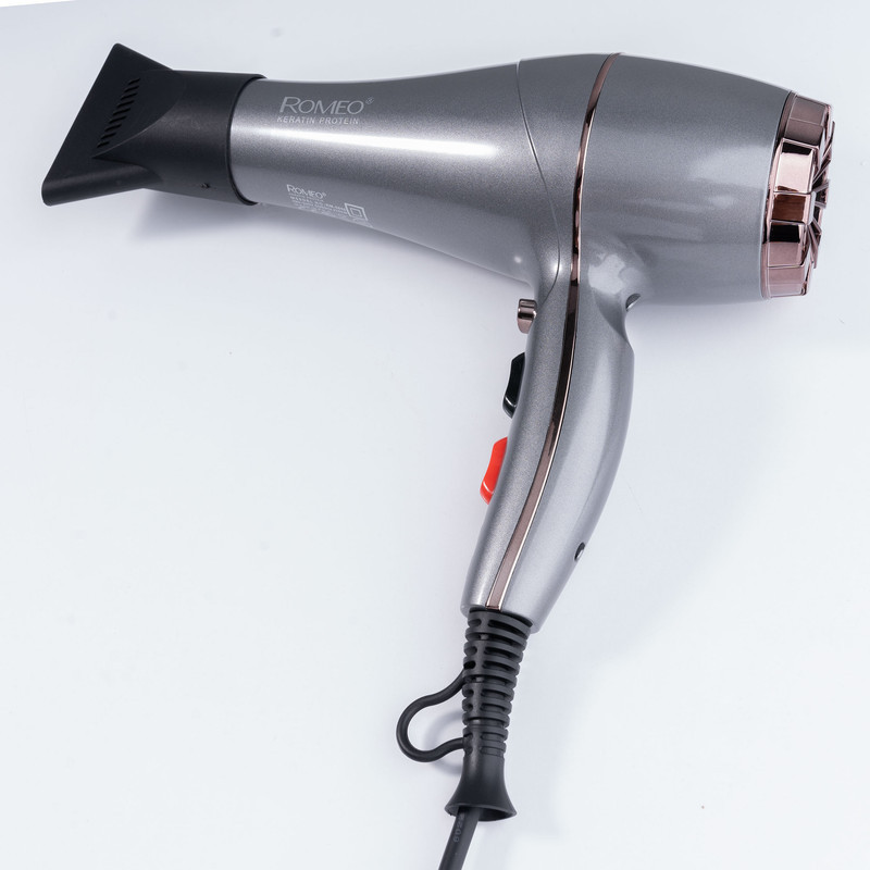 سشوار حرفه‌ای 2200 وات رومئو مدل RM-5858، موتور AC، وزن 450 گرم، المنت فلز، دارای سری متمرکز‌کننده باریک با ویژگی صاف‌کنندگی، حجم‌دهندگی، با قابلیت تنظیم دما، باد سرد