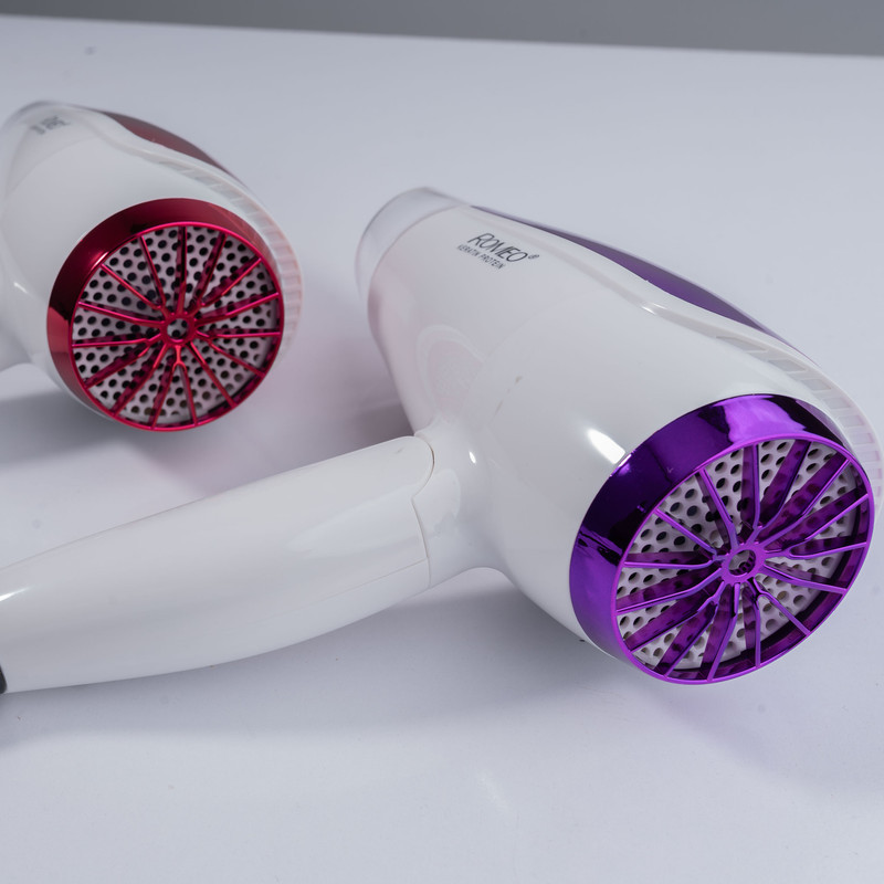 سشوار مسافرتی 1800 وات رومئو مدل RM-5959، موتور AC، وزن 350 گرم، المنت فلز، دارای سری متمرکز‌کننده پهن با ویژگی صاف‌کنندگی، با قابلیت تنظیم دما