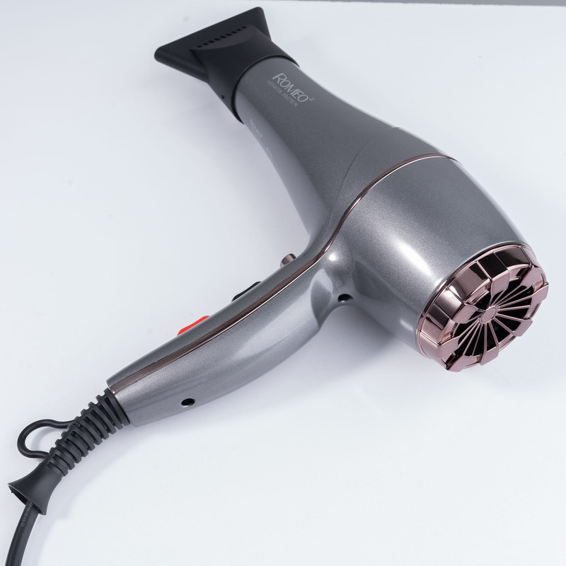 سشوار حرفه‌ای 2200 وات رومئو مدل RM-5858، موتور AC، وزن 450 گرم، المنت فلز، دارای سری متمرکز‌کننده باریک با ویژگی صاف‌کنندگی، حجم‌دهندگی، با قابلیت تنظیم دما، باد سرد