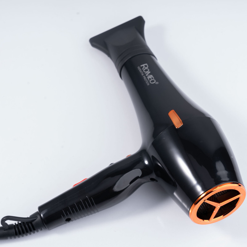 سشوار حرفه‌ای 2400 وات رومئو مدل RM-5757، موتور AC، وزن 500 گرم، المنت فلز، دارای سری متمرکز‌کننده باریک با ویژگی صاف‌کنندگی، حجم‌دهندگی، با قابلیت تنظیم دما