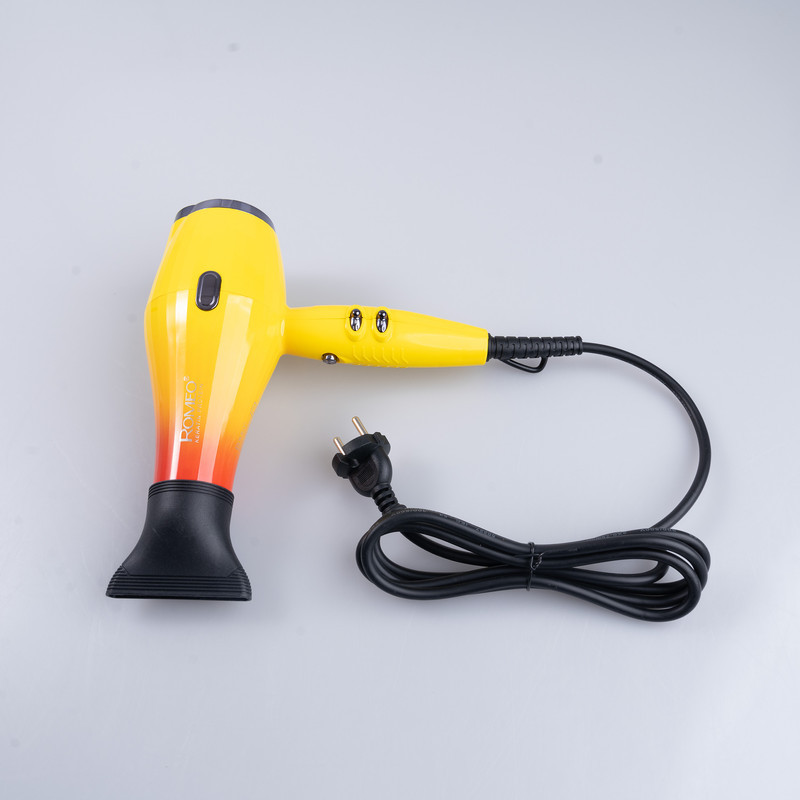 سشوار حرفه‌ای 2200 وات رومئو مدل RM-5151، موتور AC، وزن 682 گرم، دارای سری متمرکز‌کننده باریک با ویژگی صاف‌کنندگی، با قابلیت باد سرد، فناوری تولید یون
