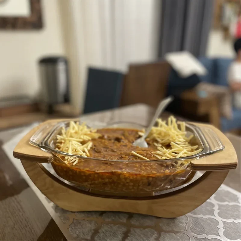 ظرف خورش خوری شیشه‌ای سایز بزرگ مدل وارمر دار کد 110 با پایه چوبی پلی‌وود ضدآب، مناسب سرو خورشت، سوپ و آش، قابل استفاده در مایکروویو، قابلیت گرم نگه‌داشتن غذا و امکان شست‌وشو با دست و ماشین ظرفشویی
