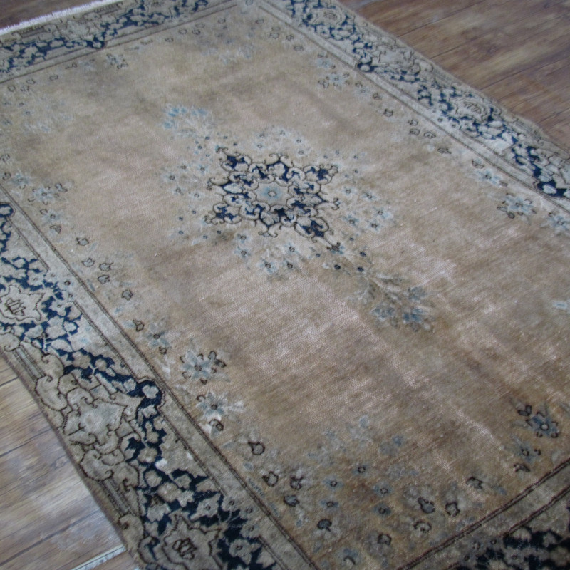 فرش دستباف سه و نیم متری مدل وینتیج کد v1475