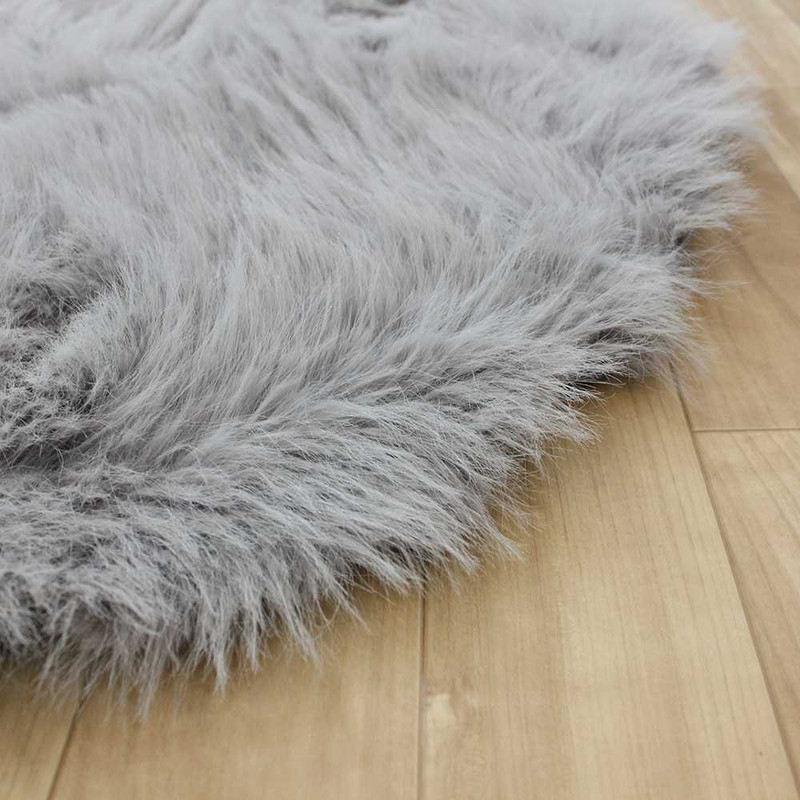 فرش ماشینی 1200 شانه وینوما زمینه طوسی حاشیه طوسی مدل خز پرز بلند لوکس گرد
