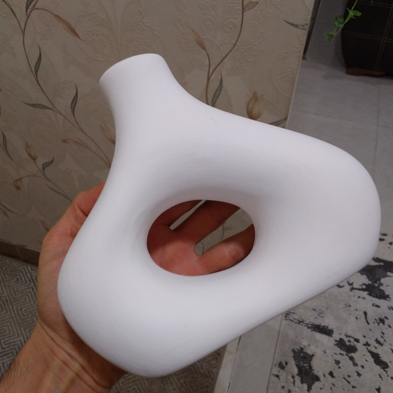 گلدان دکوری رومیزی مدل Noir کد P500 از جنس سفالی با بدنه اکریلیک، ابعاد 18×18×16 سانتی‌متر، وزن 200 گرم