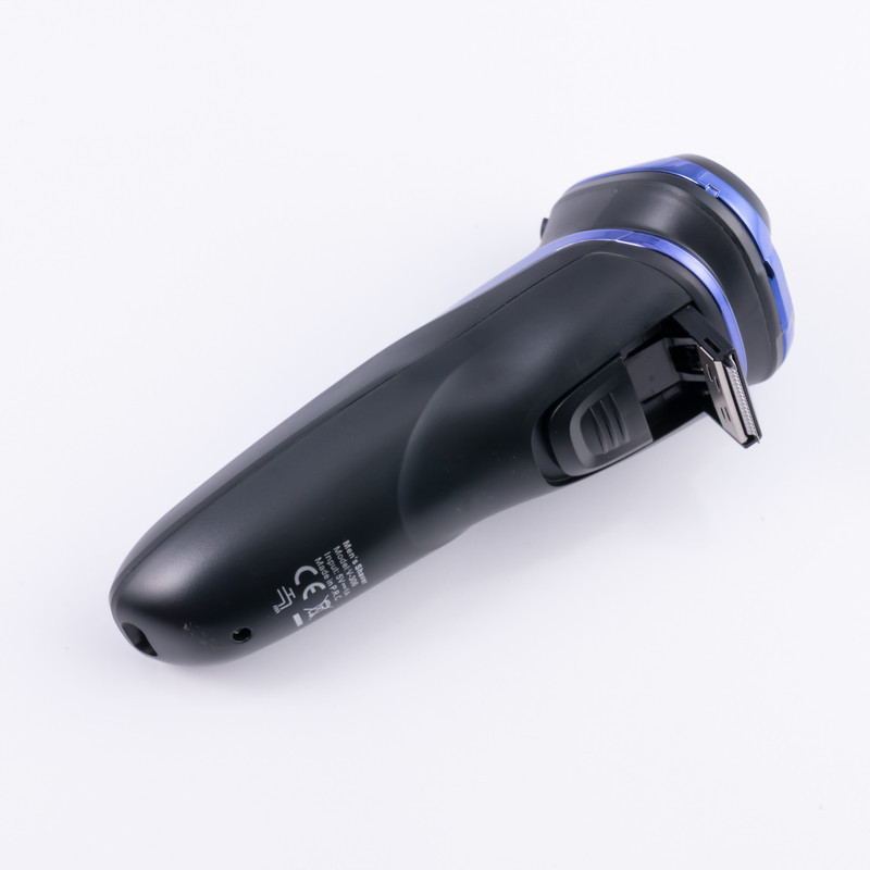 ماشین اصلاح موی صورت وی جی آر مدل V-306 با تیغه استیل ضد زنگ چرخشی، حرکت سری در 5 جهت، استفاده خشک و مرطوب، شارژ USB و نمایشگر LED میزان شارژ