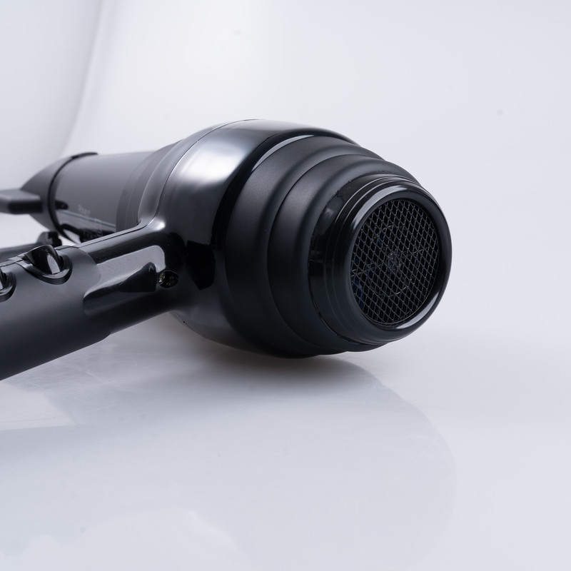 سشوار حرفه‌ای 2400 وات رومئو مدل RM-5252، موتور AC، وزن 682 گرم، دارای سری متمرکز‌کننده باریک با ویژگی صاف‌کنندگی، با قابلیت فناوری تولید یون