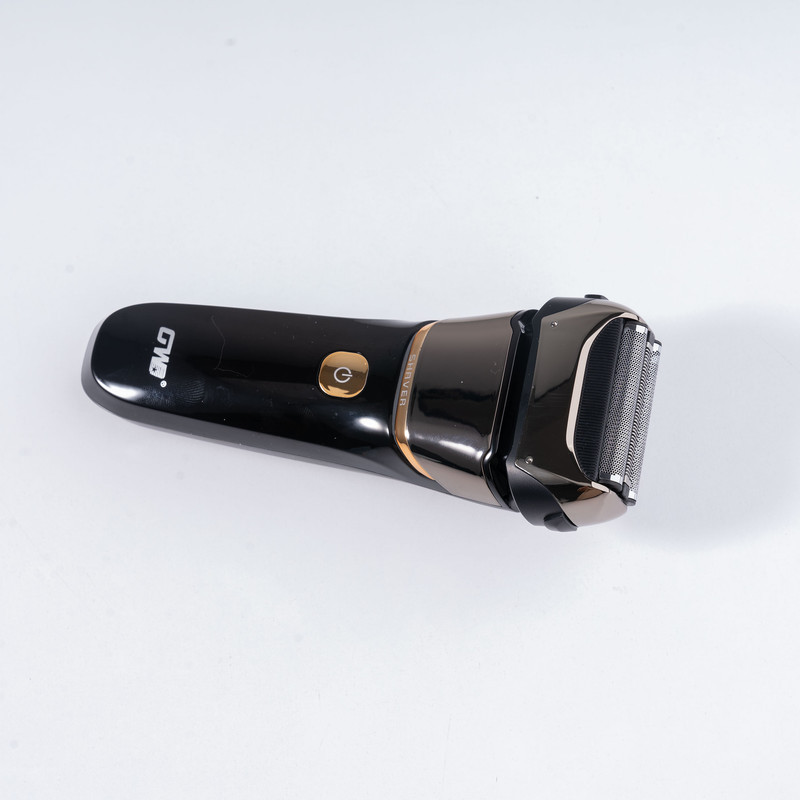 ماشین اصلاح موی صورت جی دبلیو مدل GW-9909، اصلاح به صورت صفر زن، نمایشگر وضعیت باتری، ضد آب، منبع انرژی با کابل USB، تکنولوژی اصلاح به صورت شیو فویلی، مدت زمان شارژ 120 دقیقه و مدت زمان استفاده پس از شارژ 80 دقیقه، به‌همراه کابل شارژ USB، محافظ، برس