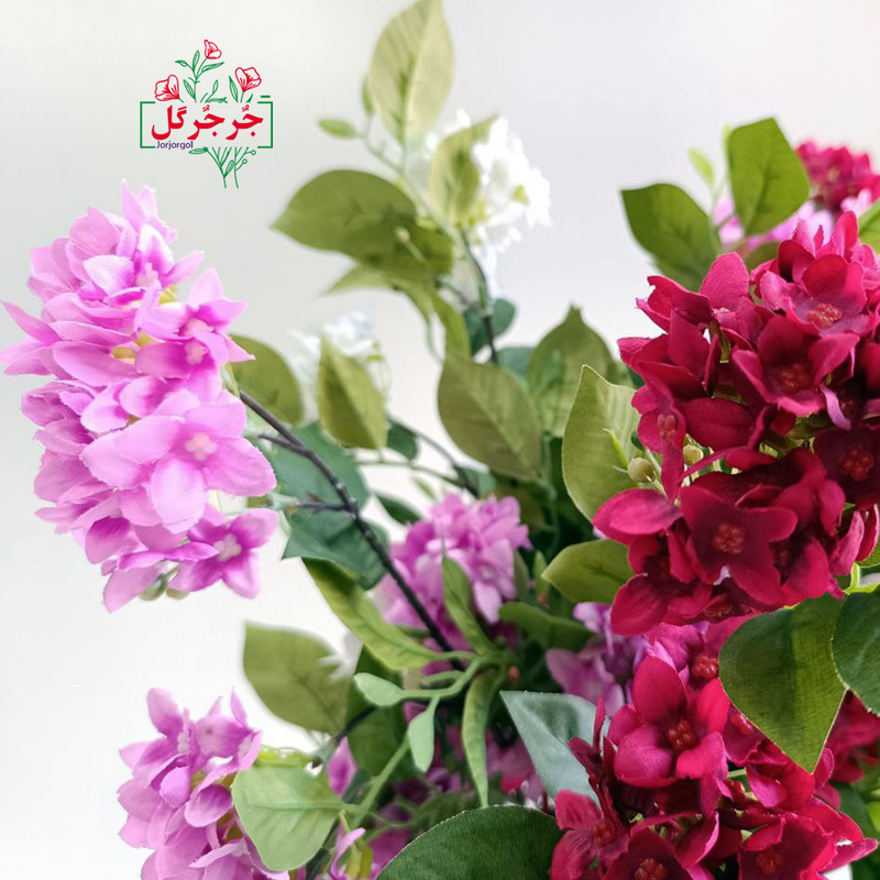 گل مصنوعی جُرجُرگل مدل شاخه شکوفه یاس رومیزی با طراحی 4 بازو، مقاوم در برابر نور و گردوغبار، قابلیت تمیزکاری با دستمال مرطوب، ابعاد 15×10×75 سانتی‌متر، وزن 100 گرم