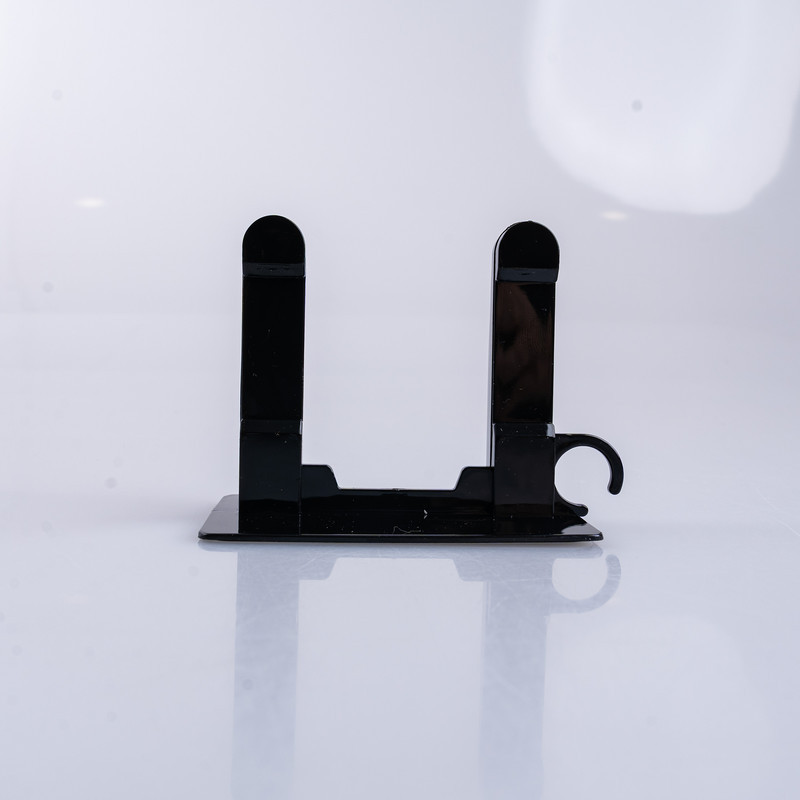 سشوار حرفه‌ای 2000 وات رومئو مدل RM-5656، موتور AC، وزن 600 گرم، المنت سرامیک تورمالین، دارای سری متمرکز‌کننده باریک با ویژگی صاف‌کنندگی، با قابلیت باد سرد