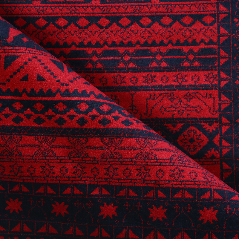 فرش ماشینی 400 شانه دنیای فرش زمینه سرمه‌ای حاشیه قرمز مدل ارس کد 550