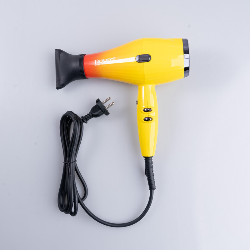 سشوار حرفه‌ای 2200 وات رومئو مدل RM-5151، موتور AC، وزن 682 گرم، دارای سری متمرکز‌کننده باریک با ویژگی صاف‌کنندگی، با قابلیت باد سرد، فناوری تولید یون