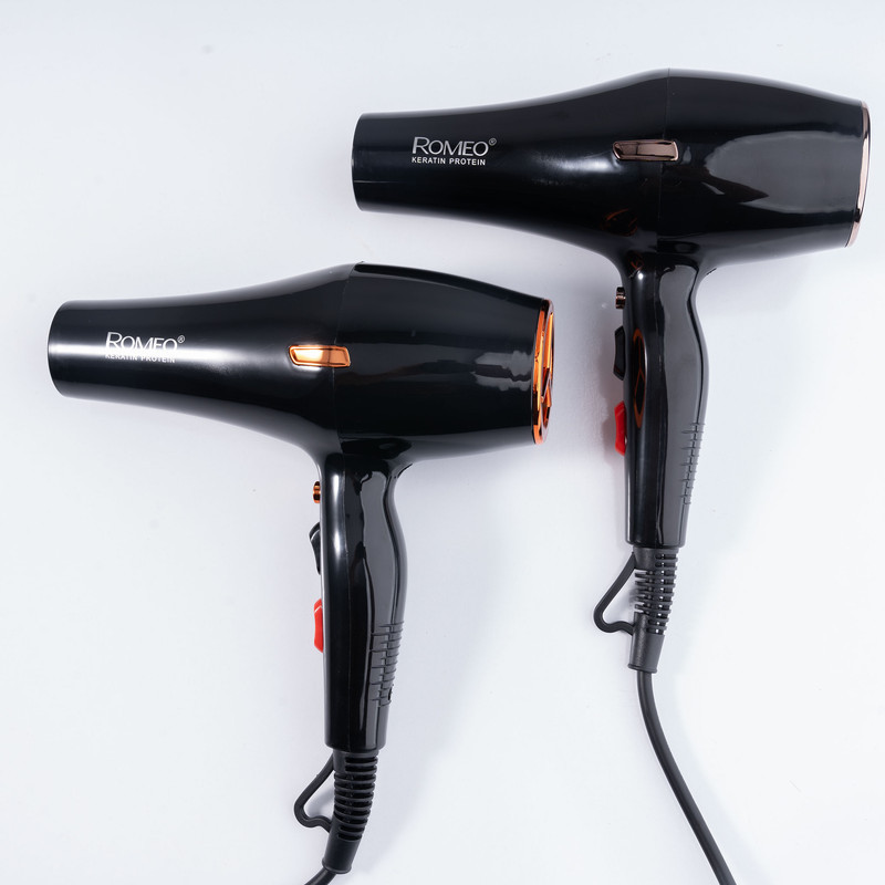 سشوار حرفه‌ای 2400 وات رومئو مدل RM-5757، موتور AC، وزن 500 گرم، المنت فلز، دارای سری متمرکز‌کننده باریک با ویژگی صاف‌کنندگی، حجم‌دهندگی، با قابلیت تنظیم دما
