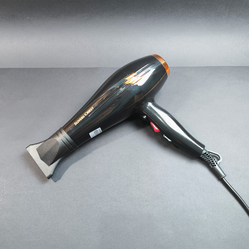 سشوار حرفه‌ای سیلور کرست مدل SC-D014 با موتور AC 3000 وات، فناوری تولید یون، تنظیم دما در 3 حالت و سرعت در 2 حالت، دارای نازل متمرکزکننده و 2 شانه، کابل 1.5 متری و چرخان 360 درجه